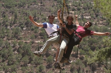 Pura vida (בספרדית "חיים טהורים"), חוות ארץ האיילים, פארק אטרקציות
