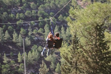 Pura vida (בספרדית "חיים טהורים"), חוות ארץ האיילים, פארק אטרקציות