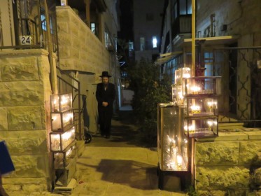 מאמרה של קטיה רובין (ברוסית) בעקבות הסיור בשכונת כרם אברהם אצל חסידי קרלין-סטולין