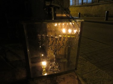 מאמרה של קטיה רובין (ברוסית) בעקבות הסיור בשכונת כרם אברהם אצל חסידי קרלין-סטולין