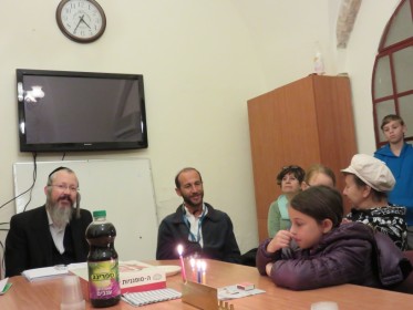 מאמרה של קטיה רובין (ברוסית) בעקבות הסיור בשכונת כרם אברהם אצל חסידי קרלין-סטולין