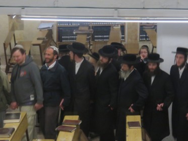 מאמרה של קטיה רובין (ברוסית) בעקבות הסיור בשכונת כרם אברהם אצל חסידי קרלין-סטולין