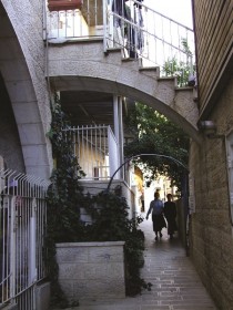 הסימטאות כולן שלו, אברהם אבינו, שכונה ובית כנסת, חברון